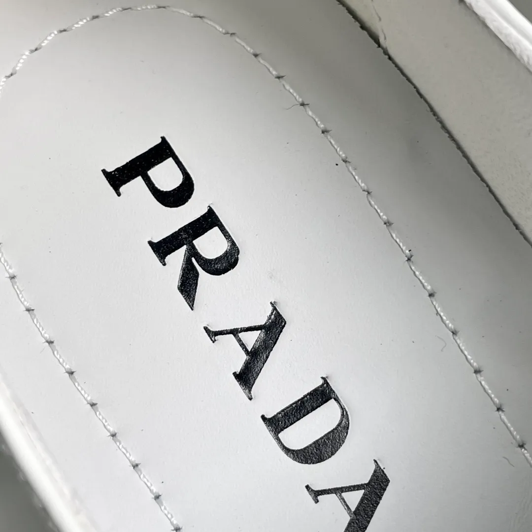 💰720 Code: YS003342 Prada/Prada men's new leather sneakers. These sneakers are made of imported calf leather and have a classic penny loafer upper design style, inspired by classic aesthetic concepts. Equipped with 3.5cm iconic red label lightweight elastic rubber soles, fabric and cowhide mixed lining, and silk-printed logo cowhide foot pads. The style is versatile and durable, comfortable and breathable, and comes with a full set of original packaging dust bags! Size: 39-40-41-42-43-44 Standard leather shoe size (45 can be customized but returns and exchanges are not supported) Item number: 4D3612 White